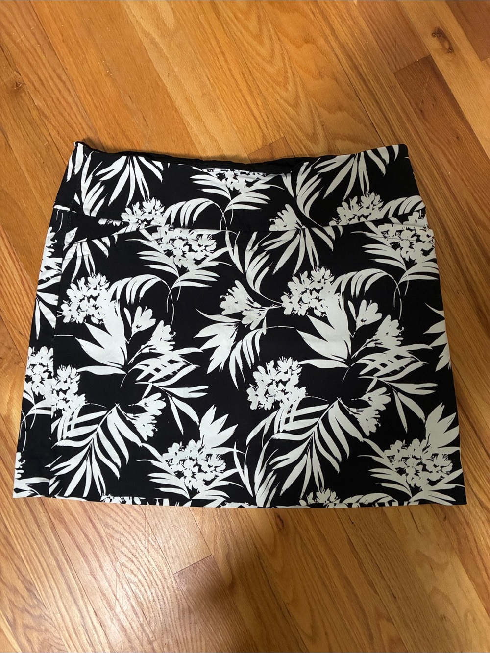 Black & White Floral Women’s Skort - Classic Tropical Print